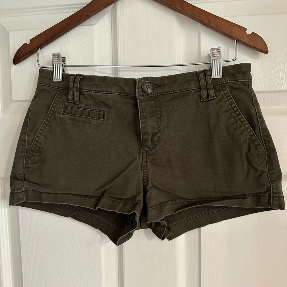 Express women’s low-rise olive green shorts, size 4, EUC.